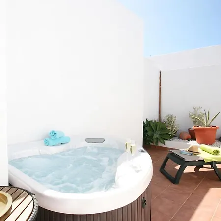 Spacious Light And Comfortable Appartamento Tías